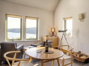 Una sala de estar con mesa y sillas y ventanas. en 1 Bed in Kinlochbervie 86897, en Rhiconich 12 fotos más