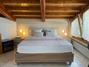 エーボリにあるAl Castello B&Bの窓が2つある部屋にある大きなベッド