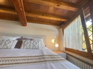 un dormitorio con una cama y una ventana en Al Castello B&B, en Éboli