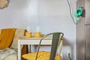 Posezení v ubytování Salthaus West Palm Beach - saltwater pool & spa coming December 2025!