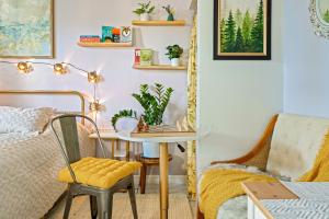 Posezení v ubytování Salthaus West Palm Beach - saltwater pool & spa coming December 2025!