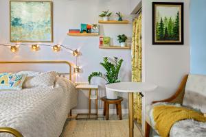 Postel nebo postele na pokoji v ubytování Salthaus West Palm Beach - saltwater pool & spa coming December 2025! + 41 fotografií