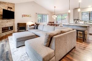 un salon avec un canapé et une cheminée dans l'établissement 3 Mi to Diamond Peak Mtn-View Home with Fireplace, à Tyrolian Village