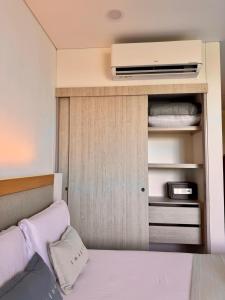 une petite chambre avec un lit et une télévision dans une caravane dans l'établissement Modern apartment near the beach, à Santa Marta 8 autres photos
