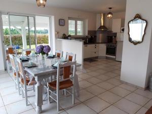 una cucina e una sala da pranzo con tavolo e sedie di Gite de la teoulere a Bas-Mauco Altre 8 foto