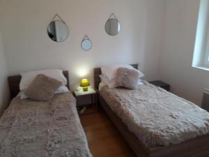 due letti uno accanto all'altro in una camera da letto di Gite de la teoulere a Bas-Mauco