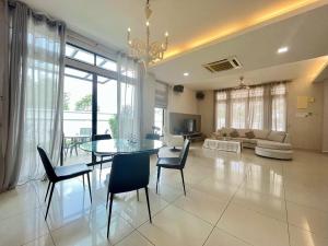 un grand salon avec une table et des chaises dans l'établissement Asimmy Homestay Semi-D with 4 rooms, à Kampong Gurun