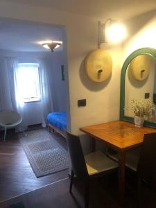 a living room with a table and a bed at Ca' Parodi Bel View in Parodi Ligure