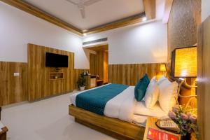 新德里HOTEL Corporate Suite Near Delhi Terminal 3 With - Free Airport Pickup的一间带床和电视的酒店房间 更多20张照片