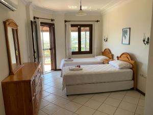 Un dormitorio con dos camas y un televisor. en Villa lady Detached villa with sea view, en Kalkan 60 fotos más