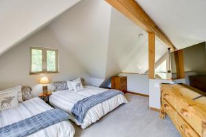a attic bedroom with two beds and a window at Hot Tub and Deck Cabin Near Dtwn Alma and Breck in Alma
