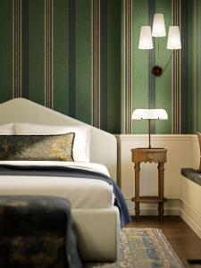 a bedroom with a bed and a table with a lamp at Cambridge Common House in Cambridge +36 photos