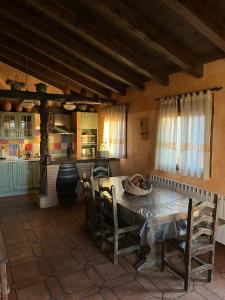 Η κουζίνα ή μικρή κουζίνα στο Casa Rural La Charolesa +33 φωτογραφίες