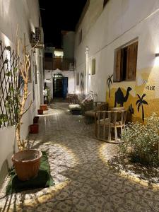 ein Gebäude mit einem Innenhof mit Tischen und Stühlen in der Unterkunft Nubian House Dahab - البيت النوبي دهب in Dahab