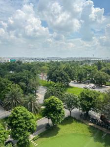 una vista aérea de un parque con árboles y una calle en Sora House 8 - Vinhomes Ocean Park, en Gia Lâm Pho 4 fotos más