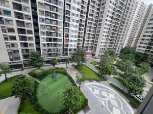 una vista aérea de un parque en una ciudad con edificios altos en Sora House 8 - Vinhomes Ocean Park, en Gia Lâm Pho