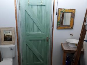 OraniaにあるBlomwaens Adam se Uitspanningのトイレと洗面台のある浴室の緑色のドア