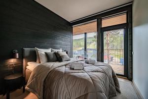 Ένα ή περισσότερα κρεβάτια σε δωμάτιο στο Lumière Penthouse by Aavalevi