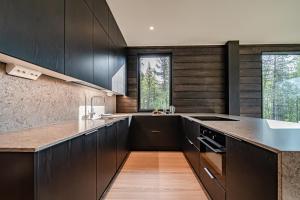 Η κουζίνα ή μικρή κουζίνα στο Lumière Penthouse by Aavalevi +51 φωτογραφίες