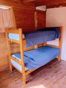 Palanda nebo palandy na pokoji v ubytování Serendipia Cabaña en zona semirural