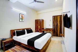 Una cama o camas en una habitación de Hotel O Noida 86 retreat