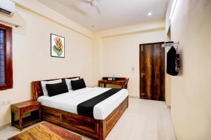 Una cama o camas en una habitación de Hotel O Noida 86 retreat 15 fotos más