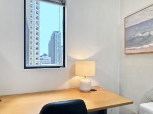 escritorio con lámpara en una habitación con ventana en Brisbane Apt Near Dining Shops and River Walks, en Brisbane