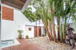 une maison avec une statue d'âne au milieu d'une cour dans l'établissement New Primrose Pool Villa Your Own Secluded Paradise, à Ban Saiyuan (1)