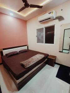Postel nebo postele na pokoji v ubytování Shree vinayak rooms
