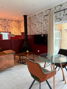 sala de estar con mesa de cristal y chimenea en Tranquility, en Ciudad del Cabo 113 fotos más