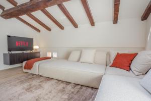 TV a/nebo společenská místnost v ubytování Respiro di Ghirlandina - Rua Frati 34 - Boutique Apartments + 17 fotografií