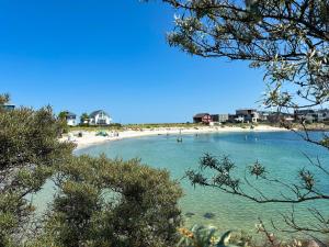 una playa con un montón de gente en el agua en Shell 65 - On-Suite Apartment ohne Küche in Olpenitz, en Olpenitz