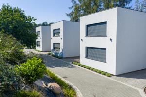 ワグフにあるPatio Domkiの通りに並ぶ白いモジュール住宅