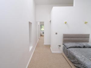 1 dormitorio con 1 cama y pasillo en Sruthan Lodge, en Cornamucklagh South