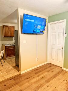TV a/nebo společenská místnost v ubytování Downtown Fort Smith Apartment with Yard Pet Friendly
