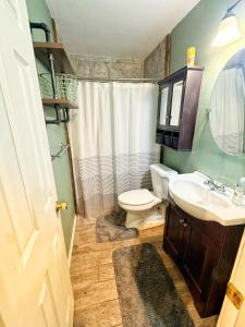 Koupelna v ubytování Downtown Fort Smith Apartment with Yard Pet Friendly