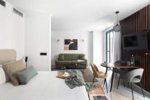 una sala de estar con una cama y una mesa en master La Rambla, en Barcelona