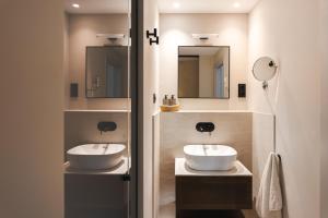 un baño con dos lavabos y dos espejos en master La Rambla, en Barcelona 56 fotos más