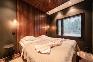 une chambre avec deux lits et une fenêtre dans l'établissement Villa Komia Iso by Aavalevi, à Levi