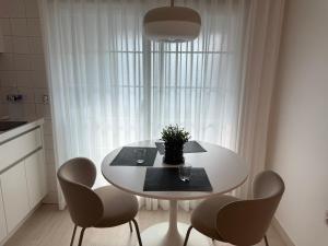 una mesa blanca con sillas y una maceta en ella en 썸머하우스 강남, en Seúl
