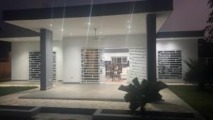 un vestíbulo de una casa con una maceta en Villa Fefa, en El Limón 2 fotos más