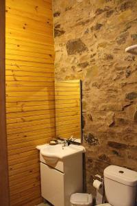 y baño con aseo blanco y lavamanos. en Casa do Moinho Novo, en Fontão Fundeiro