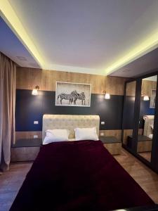 シビウにあるBalcescu Loftの大きなベッドと鏡のある寝室