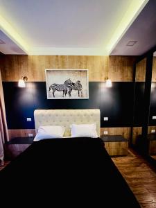 シビウにあるBalcescu Loftのベッドルーム1室(壁にシマウマの2本が付いたベッド1台付) +9枚の写真