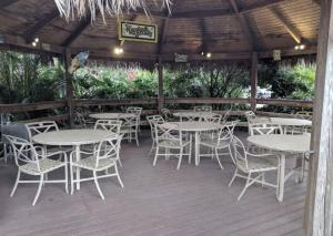 un gruppo di tavoli e sedie su un ponte di Disney Area Vacation Kissimmee a Kissimmee