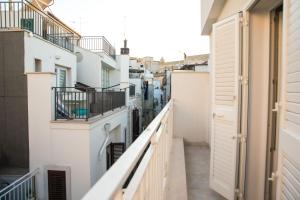 Une rangée de bâtiments blancs avec balcon dans l'établissement B&B Dimora Nonna Isabella, à Conversano