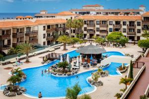 an overhead view of a swimming pool in a resort at Tranquilidad frente al mar by CABANA Rentals in Arona