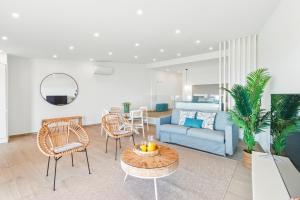 un soggiorno con un divano e un tavolo di The Oceanfront Studio Luz VR110 a Luz