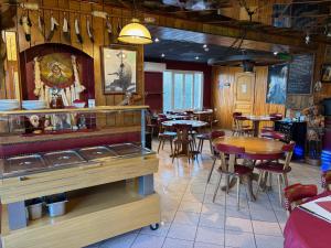 a restaurant with tables and chairs in a room at L'Hôtel du Mouton blanc in Fresne-Saint-Mamès