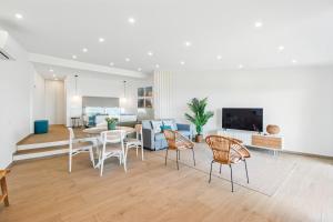 un soggiorno con tavolo e sedie di The Oceanfront Studio Luz VR110 a Luz Altre 25 foto